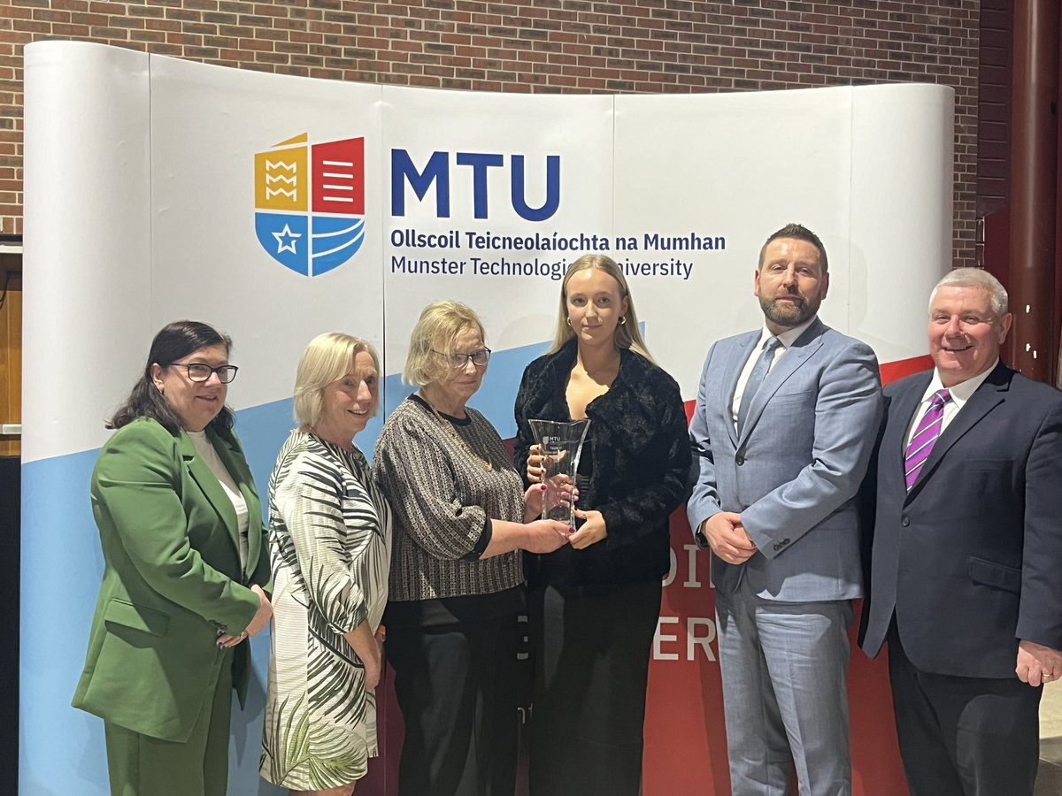 The Philip Leahy Memorial Award for Bachelor of Business in Recreation &amp; Leisure Management is presented to Fia Kelleher by the Leahy Family
#FBHAwards24 🏆 #Succeedingtogether