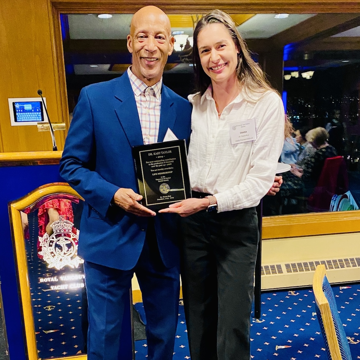 VDDS 2024 AGM - VDDS 2023-24 President, Dr. Oxana Korj bestows VDDS Life Membership to Dr. Kary Taylor vdds.com #vdds #dentist #cda #rdh #dentalassistant #dentallabtech #dentaltherapist #denturist
