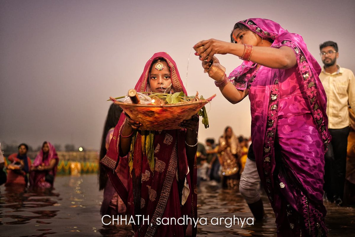 Pragyas0204's tweet photo. #ChathPuja2024 Sandhya Arghya in Lucknow, Uttar Pradesh. The colors, rituals, and unity left me in awe of this beautiful tradition. Blessed to have been part of this powerful celebration. @UPGovt #Lucknow #Chhath2024 @incredibleindia https://t.co/Is6UzYGgQX