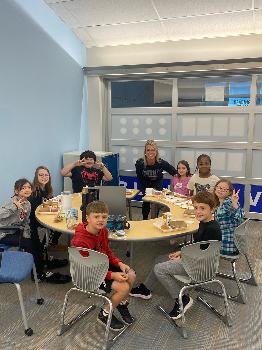 MrsEGrade3's tweet image. Lunch with Teacher on a Thursday is good for the soul 🥰 These kiddos spent their Blue Devil Dollars to spend some extra time with me 💙 #thirdgrade #PBIS #readingelem