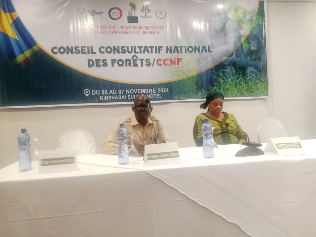 acprdcongo's tweet photo. #RDC: La validation du document de la politique forestière nationale d’ici décembre 2024, a été souhaitée jeudi par la ministre de l'Environnement, lors de la cérémonie de clôture de la sixième session du Conseil consultatif national des forêts (#CCNF), tenue du 6 au 7 novembre à Kinshasa, capitale de la République démocratique du Congo (RDC).
"Je voudrai également exprimer mes vœux que je suppose être les vôtres pour la validation du document de la politique forestière nationale d’ici décembre 2024, à l’issue des consultations provinciales qui vont permettre la formulation des avis et des recommandations de toutes les parties prenantes en provinces", a déclaré Eve Bazaiba, ministre d'État en charge de l'Environnement et développement durable.
Découvrez d'autres infos sur notre site https://t.co/tGEWJ2Bgzn