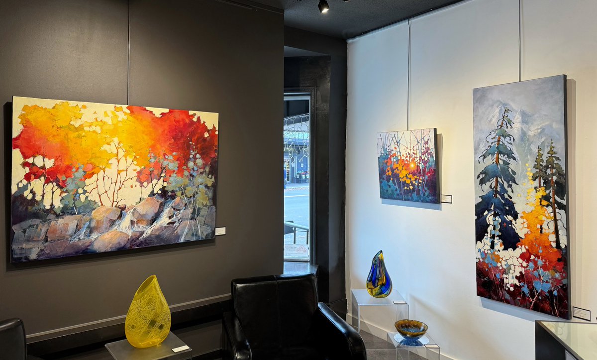 Today's the day! We hope to see you for ‘Frondescence’, Linda Wilder's impressive solo exhibition, on through November 21.

View the exhibition online:
theavenuegallery.com/current-exhibi…

#yyj #yyjarts #oakbay #victoriabc #canadianart #contemporaryart