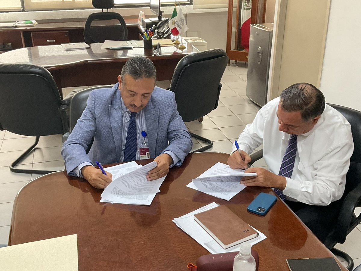 IsssteJalisco's tweet image. 🤝 La Representación del ISSSTE en Jalisco fortalece la colaboración en beneficio de la salud de los trabajadores del estado y sus familias. Hoy se firmó un convenio de colaboración entre #IsssteJalisco y Ayuntamiento Juanacatlán, Jalisco. #ConvenioDeColaboración #ISSSTE