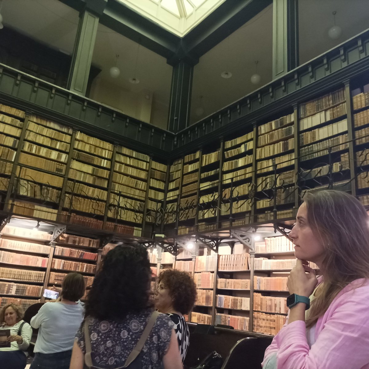 AntonioTomasBu1's tweet photo. Visita guiada a la BPM central Biblioteca Municipal de Jerez y a la inauguración de la exposición "Viajando hacia el sur: viajeros y viajeras por Andalucía #22JBA https://t.co/0R2ND4DNLy