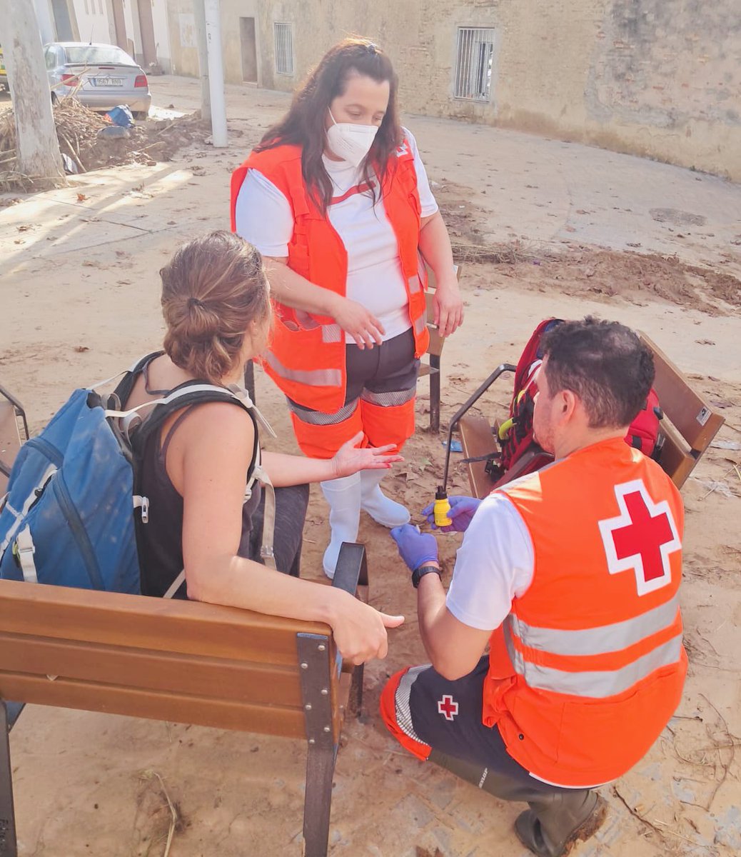 CruzRojaEX's tweet photo. Día a día, calle a calle, puerta a puerta las y los voluntariados y técnicos de @CruzRojaEX  integrados en los equipos de @CruzRojaEsp ofrecen su ayuda y apoyo a las personas afectadas por la #DANA https://t.co/0Xd8F7zhIH