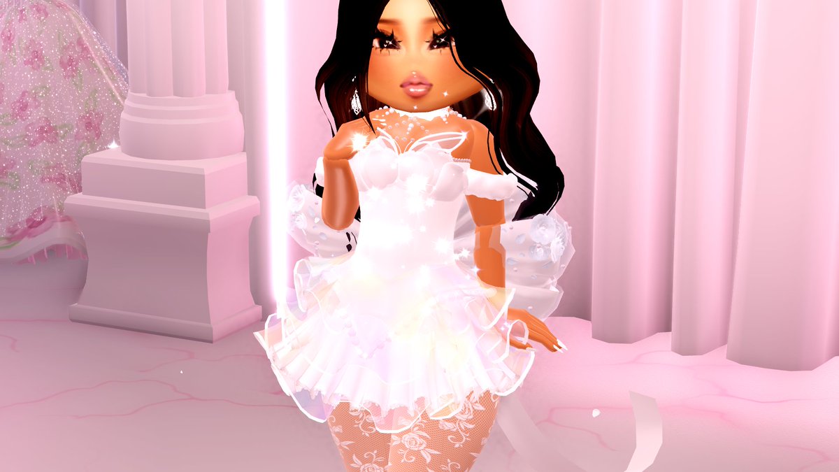 byrhlua's tweet photo. I think this was the best outfit combo I've ever done in my entire time in Royale

#royalehigh https://t.co/KzlwjOEkzL
