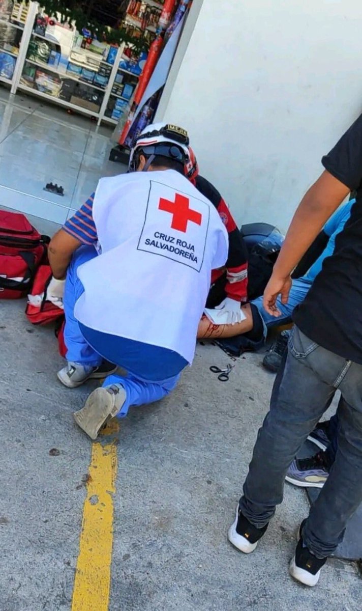 SVElClarin's tweet photo. #TráficoSV

Un motociclista resultó lesionado en un accidente sobre el Km 33 de la antigua carretera Panamericana, en El Punto, Cojutepeque. 

Socorristas de @CRSCojutepeque atendieron a la víctima y la llevaron al hospital. https://t.co/Jv2I8HDDVe