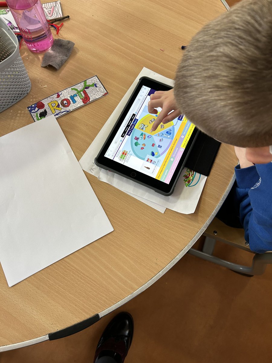 Gargieston's tweet image. T successfully completed the food groups challenge on his iPad . P2A sorted the food cards in to groups and also wrote a food diary plus one group created a healthy meal using plastic play food. #healthyeating #foodgroups