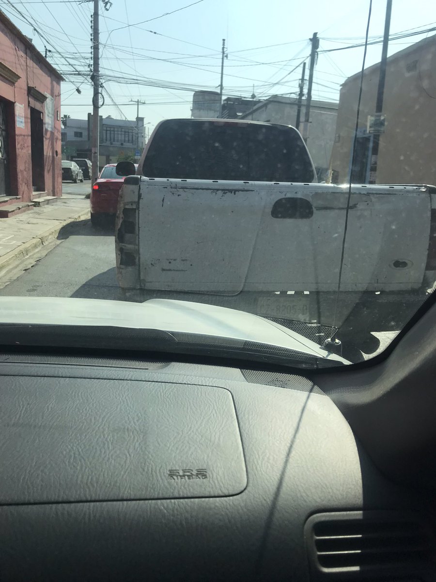 a1235z's tweet photo. El dueño de esta camioneta es sele a manejar a su bb gofre por favor antes de soltarlo , no sabe que su carreta es muy ancha https://t.co/EwcvWok1Ay