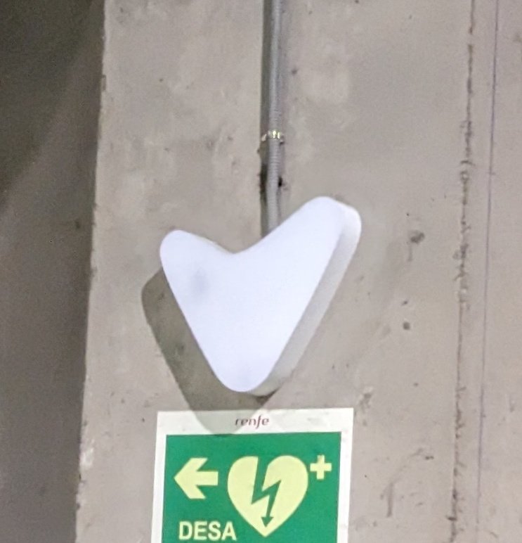 scmsara_'s tweet photo. Hola. ¿Qué es esto que he visto instalado en varias estaciones? @CercaniasMadrid https://t.co/YQUoge8OCI