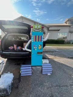 During a frightfully fun community outreach event the DCoaD Literacies Lab helped young explorers delve into the inner workings of a mesmerizing robotic candy dispenser, learn all about circuits and robotics, and receive materials to build their own bots at home!