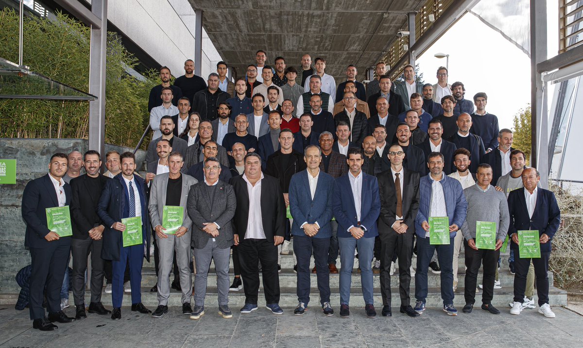 🎓 V Curso Superior Universitario de Director Deportivo en Fútbol (RFEF - URJC)

Contenta por seguir adquiriendo conocimientos y viendo otras metodologías. Aprendizaje continuo ✅