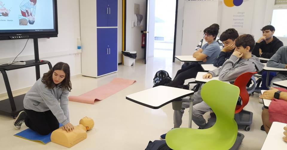 En el IES Rafael Alberti se toman muy en serio la salud y por eso dentro del módulo de Itinerario Personal para la Empleabilidad, en la parte de Prevención de Riesgos Laborales, el alumnado de todos los ciclos participa en los talleres de primeros auxilios.
#yoelijolapública 💚