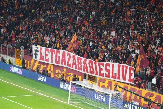 leylahamed's tweet image. Galatasaray fans unveil banners during their Europa League clash with Tottenham 🇵🇸

“Free Palestine”
“Palestinian Genocide”
 “Let Gaza Babies Live”

Football fans showing the world how powerful fan led action can be.