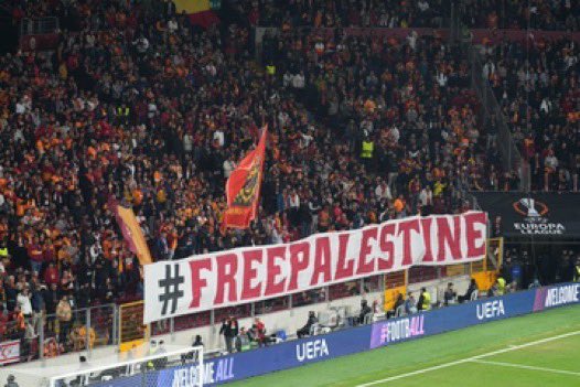leylahamed's tweet image. Galatasaray fans unveil banners during their Europa League clash with Tottenham 🇵🇸

“Free Palestine”
“Palestinian Genocide”
 “Let Gaza Babies Live”

Football fans showing the world how powerful fan led action can be.