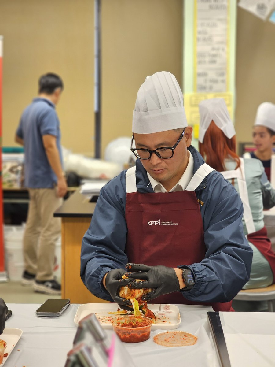 rontkim's tweet photo. It’s #KimchiDay in Flushing Queens! TY JHS 189 for hosting our first Kimchi making class for students! https://t.co/Qc9atGyrEU