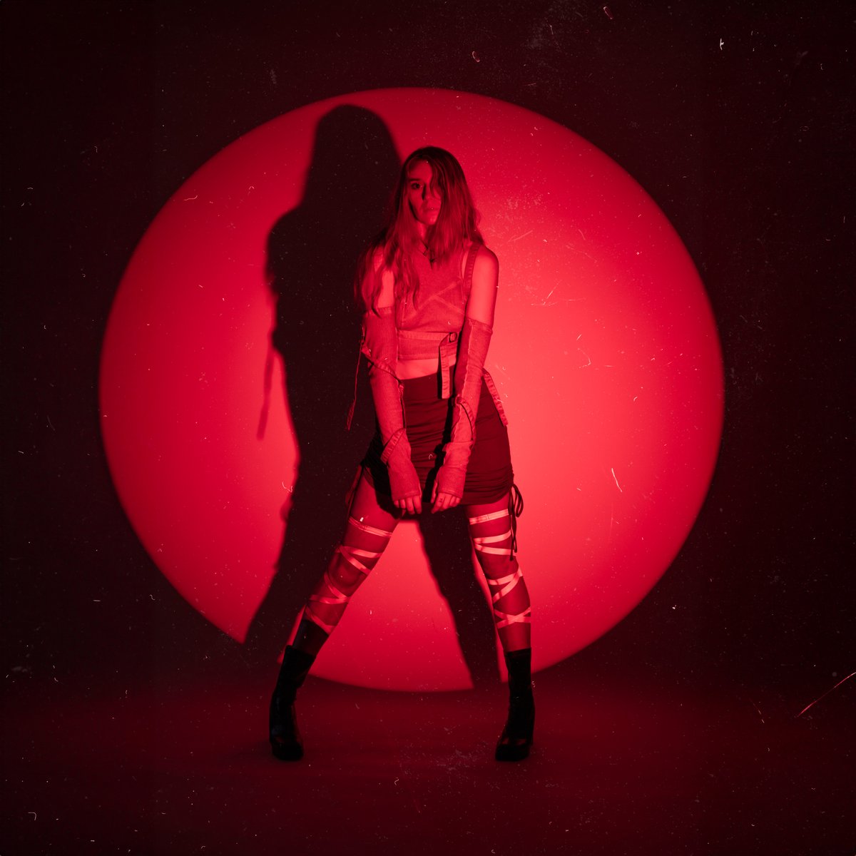 VisualTheoryCo's tweet photo. Throwback to a creative jam photoshoot with the talented DJ @lmn_zesti Her music is inspiring and she helped us execute in total spontaneity to create a shoot that brought the team together.

#creative #photography #editorial #creativejams #albumart #Photoshoot #videography https://t.co/ogGXxIAdkH