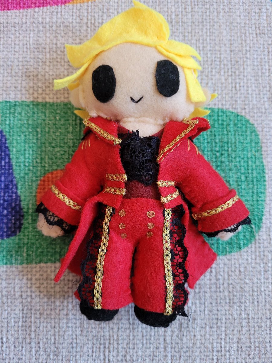 Now that <a href="/stedecoded_/">Kale 🏒🏴‍☠️</a> has their gift... I made cursed suit stede!!! I'm SO happy with this plush I immediately started making one for myself I love it so muchhhh ❤️❤️❤️