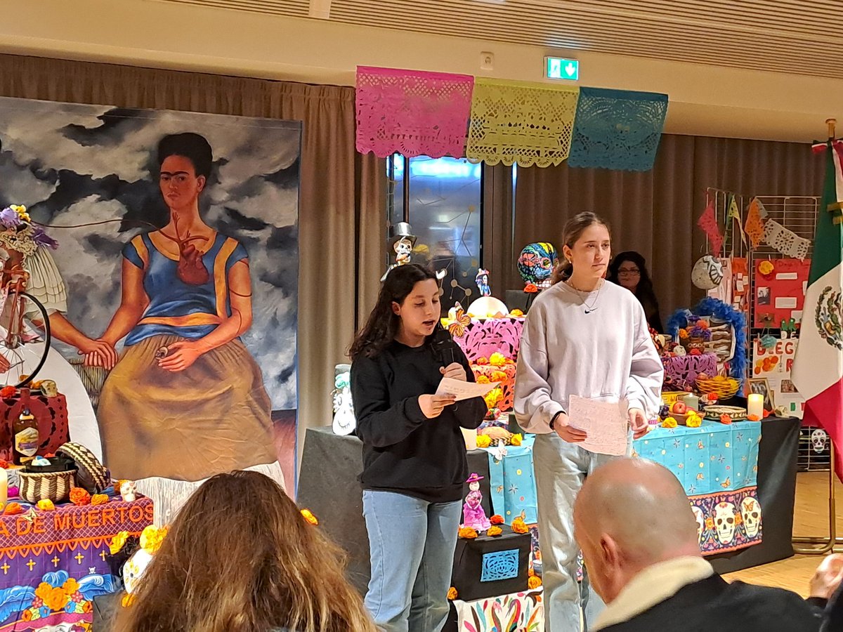 Inauguración de la exposición del día de muertos en la biblioteca Frida Khalo. Trabajo colaborativo con <a href="/LPontonniers/">Lycée International Strasbourg, Pontonniers</a> y la E. Europea, con todo el apoyo de la Representación mexicana. Gracias alumnado, familias y compañeros por acompañarnos ♥️ <a href="/EducationESP/">Éducation Ambassade d'Espagne</a> #actividadextraescolar