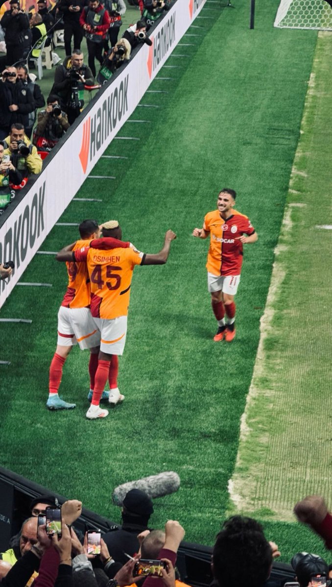 iSmettSeneL's tweet photo. We are the best #Galatasaray https://t.co/VuMBjrRaP2