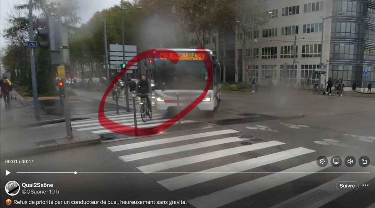 monopolyon_off's tweet photo. Plein soutien au chauffeur de bus @Keolis_Lyon :
P 1 - le #velopiaf voit bien que le bus est en train de tourner. Même prioritaire, il fonce quand même droit dans le bus.
P 2 - le velopiaf se prend le bus tel une pauvre petite victime.
P 3 - #fabienbouffon @enedis via la https://t.co/0zYFX1iRrt