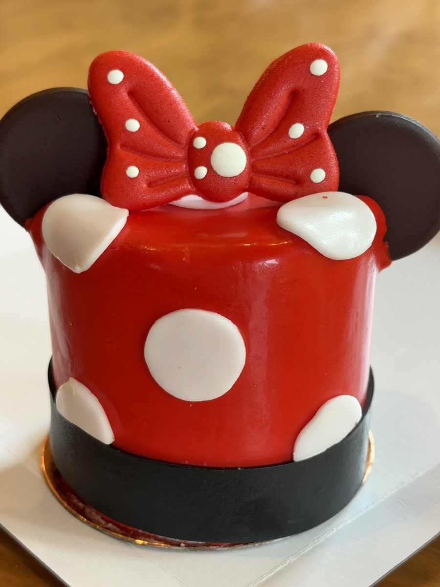 inpamskitchen's tweet photo. Still in birthday month… how cute is this cake??!!
#waltdisneyworld #disneyworld #disney #disneysprings
#AmorettesPatisserie #disneyfoodie #disneyfood #minniemouse #inpamskitchen #inpamskitchenontheroad
#inpamskitchentravels #dessert #cake @WaltDisneyWorld @DisneySprings https://t.co/6ts6Jbs1aI