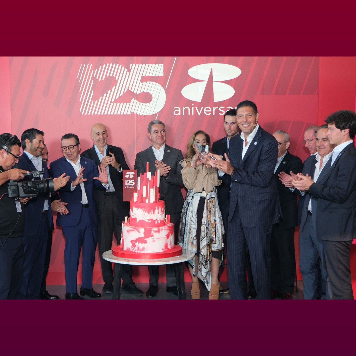 CarlosHankG's tweet photo. We are celebrating our 125th anniversary together with Mexico. For over a century, we have accompanied Mexican families, helping them achieve their dreams, and supported businesses in reaching their goals. 

At Banorte, we look forward to the next 125 years, once again building the future, hand in hand with Mexico.