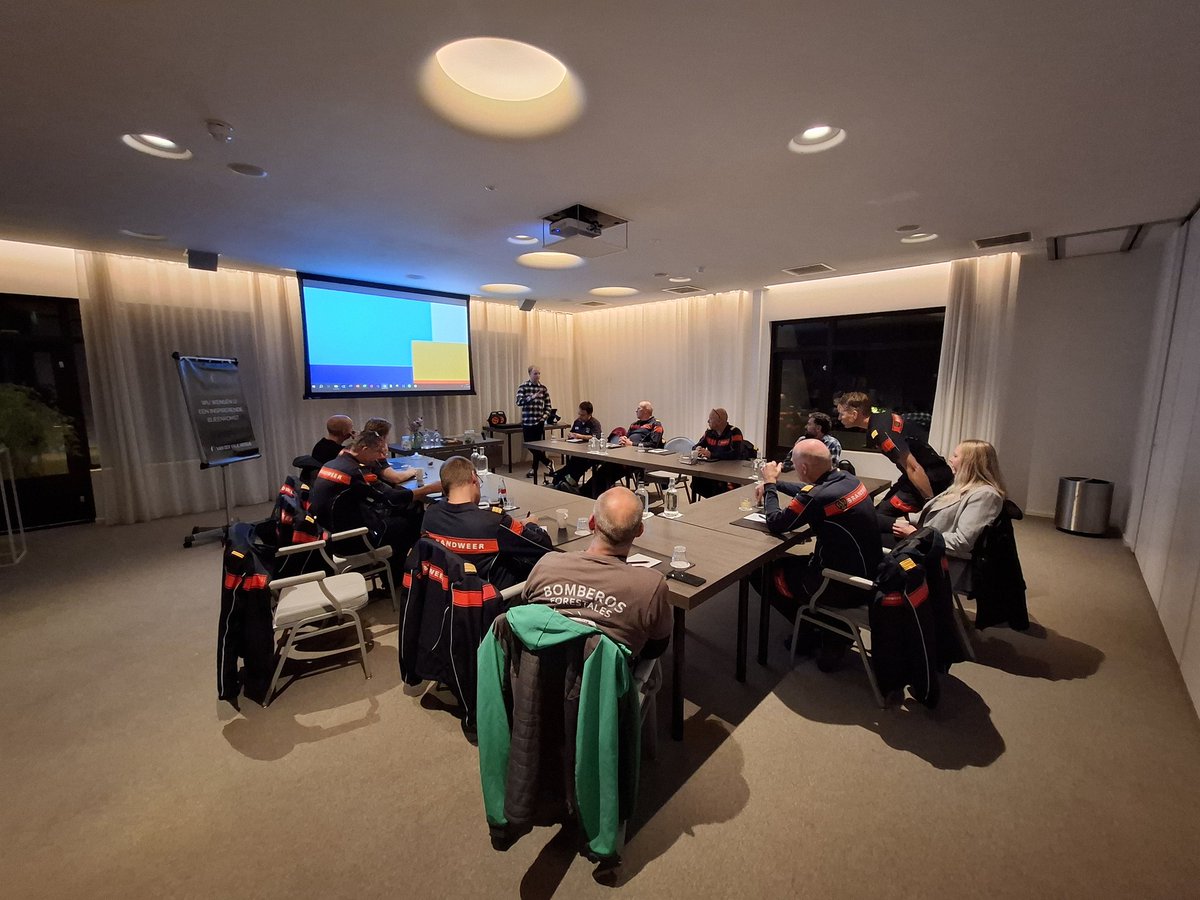 Vandaag training met de landelijk adviseurs natuurbrand. Met collega's uit Spanje aan de slag met natuurbrandcasussen. Hoe stel je prioriteiten en welke informatie is relevant of zelfs noodzakelijk om branden effectief te kunnen bestrijden? We blijven leren!
