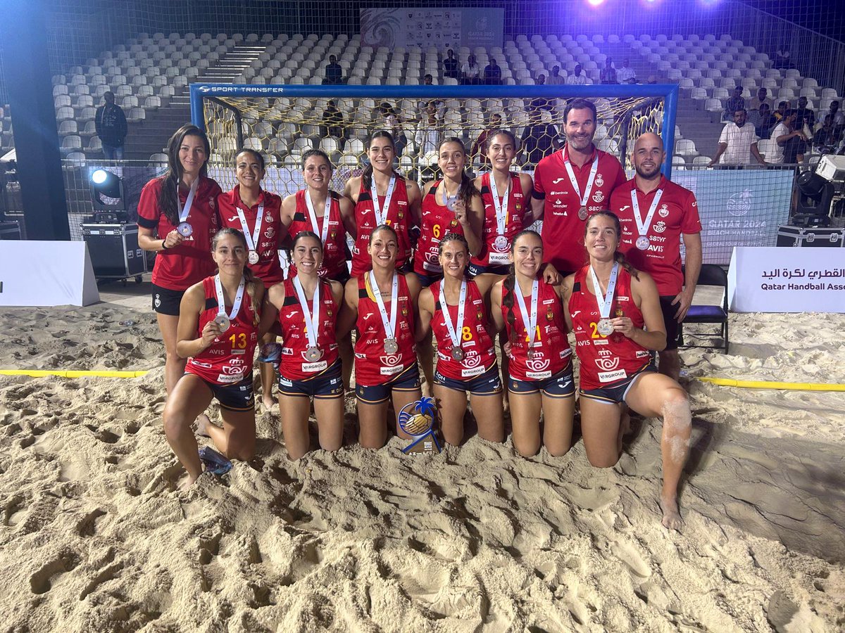 🥈 ¡Nuestras #GuerrerasArena 🇪🇸 posan con la medalla de 𝐩𝐥𝐚𝐭𝐚 tras su gran actuación en el #IHFGlobalTour de Qatar 🇶🇦!

👏 ¡Sois enormes, chicas!

#BalonmanoPlaya #SheLovesHandball