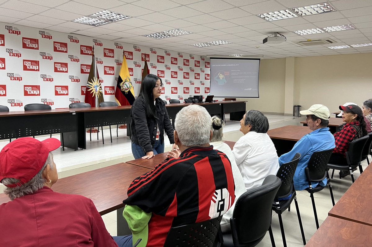 ECU911PVO's tweet photo. #VinculaciónECU911 |  
 
En #SantoDomingo, recibimos la grata visita del grupo de adultos mayores del Centro Gerontológico en coordinación con #MIESZona4. 
 
Durante el recorrido por las salas operativas recibieron información sobre la coordinación y atención de las emergencias. https://t.co/nMwhU98zRv