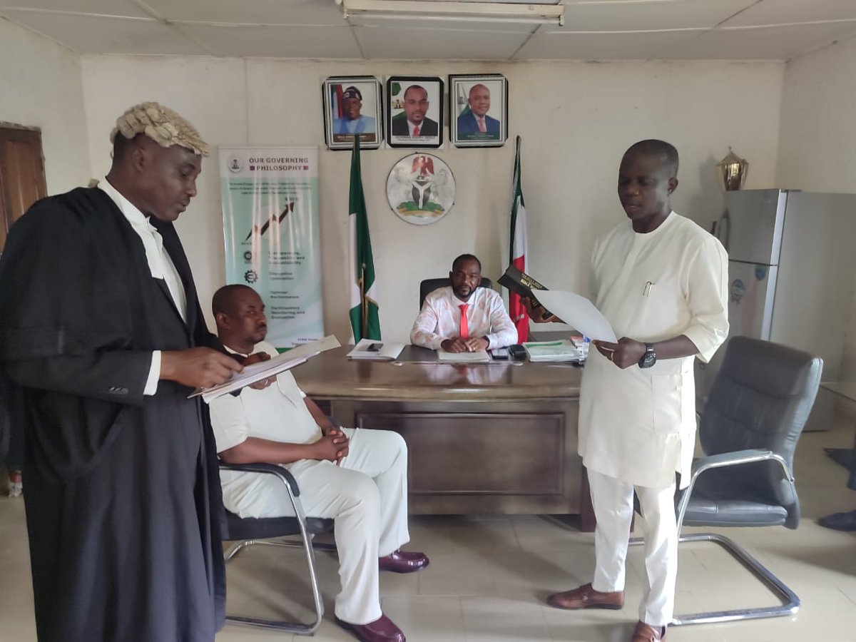 UchennaJOkolo's tweet photo. Proud to swear in Rt. Hon. Nelson Udiju as Secretary of Awgu LGA. His experience as former Rep. for Awgu South and as Admin for Awgu Central Dev. will be invaluable as we align with Gov. Peter Mbah's vision for transformative progress in our state.
#OneDayOneProject https://t.co/MRNLl94ntu