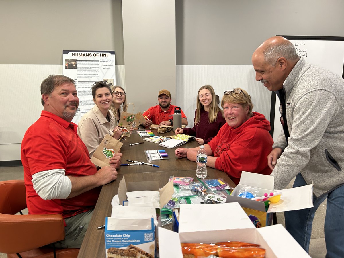 PSIconstruction's tweet photo. We're proud to continue our support of @RMHCmke! On Friday, our terrific crew spent the afternoon refreshing rooms to welcome new guests and creating activity/snack packs to make residents' stay just a little bit nicer.
#volunteering #goodforthesoul https://t.co/6q8ZrK0OzJ