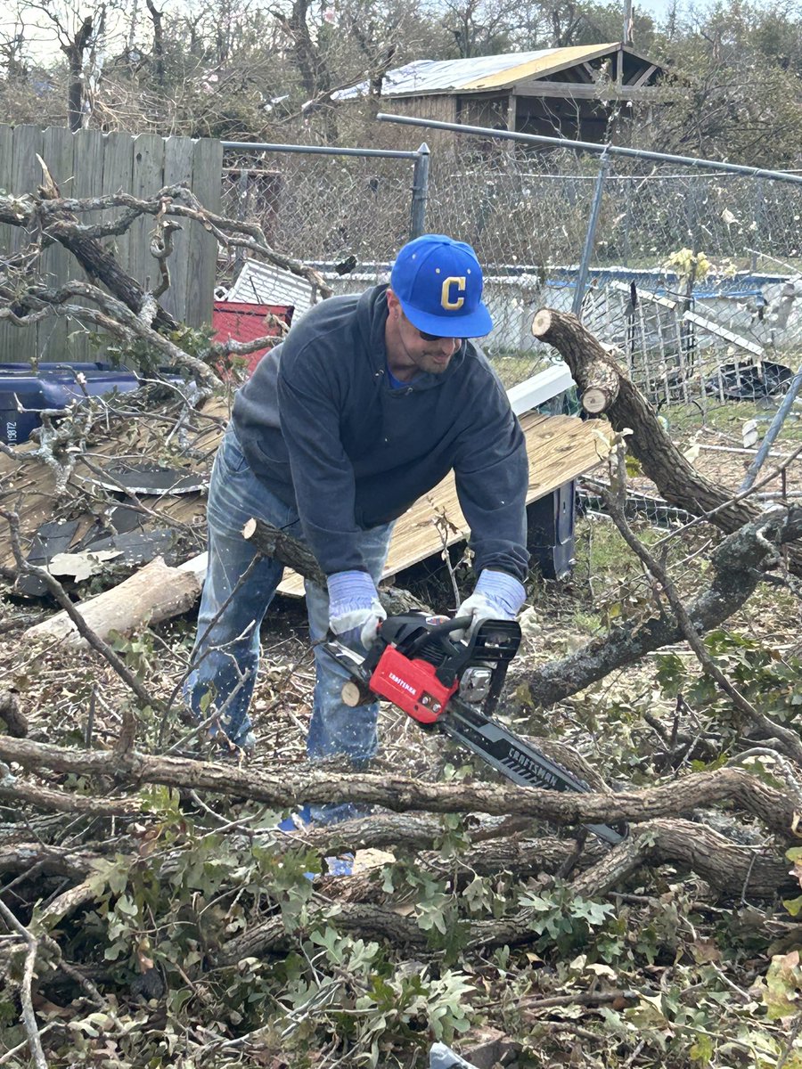 CNPSchools's tweet image. Jacket #GoldStandard on display 
Thank you Choctaw baseball, softball and volleyball assisting Mayor Allcox.