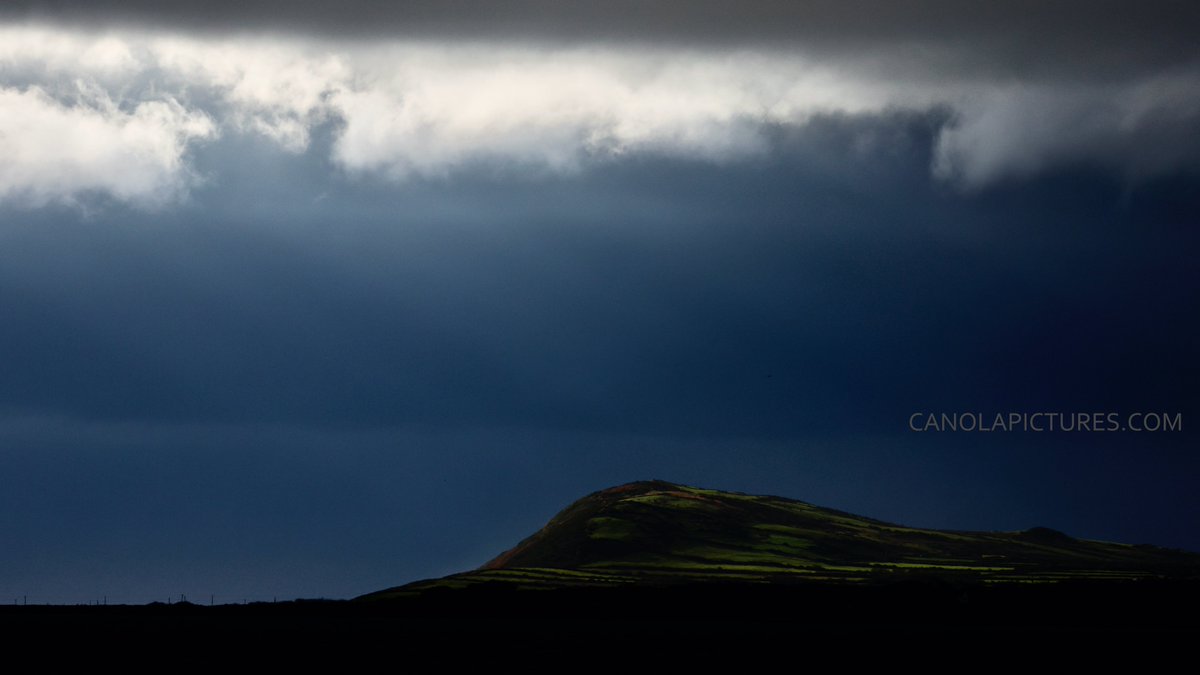 Tony_Whelan's tweet photo. Kilcredaun .
County Clare .
Ireland .

Election 2024 Eve .

'By the pricking of my thumbs,
Something wicked this way comes. '

#LoopHead #Clare #Ireland #Eire
#film #filmireland
#TiredEarth #DeGrowth #6ME
#RestoreNature #JustStopOil https://t.co/LaQopkEeU1