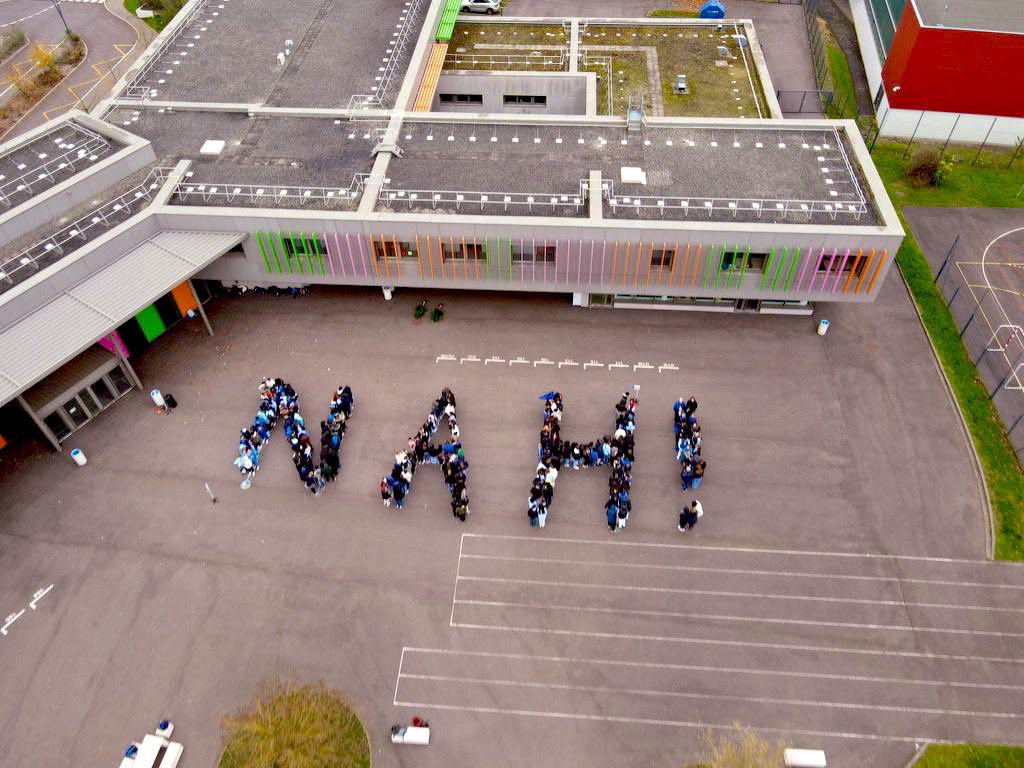Très belle journée de sensibilisation qui s’est terminée par une mobilisation de tous les élèves et les personnels du collège REP+ Robert Schuman de Hombourg-Haut pour dire, tous ensemble : Non au Harcèlement ! #NAH <a href="/acnancymetz/">Académie de Nancy-Metz</a> <a href="/KratzMagali/">Magali Kratz</a> @GregoryPremon