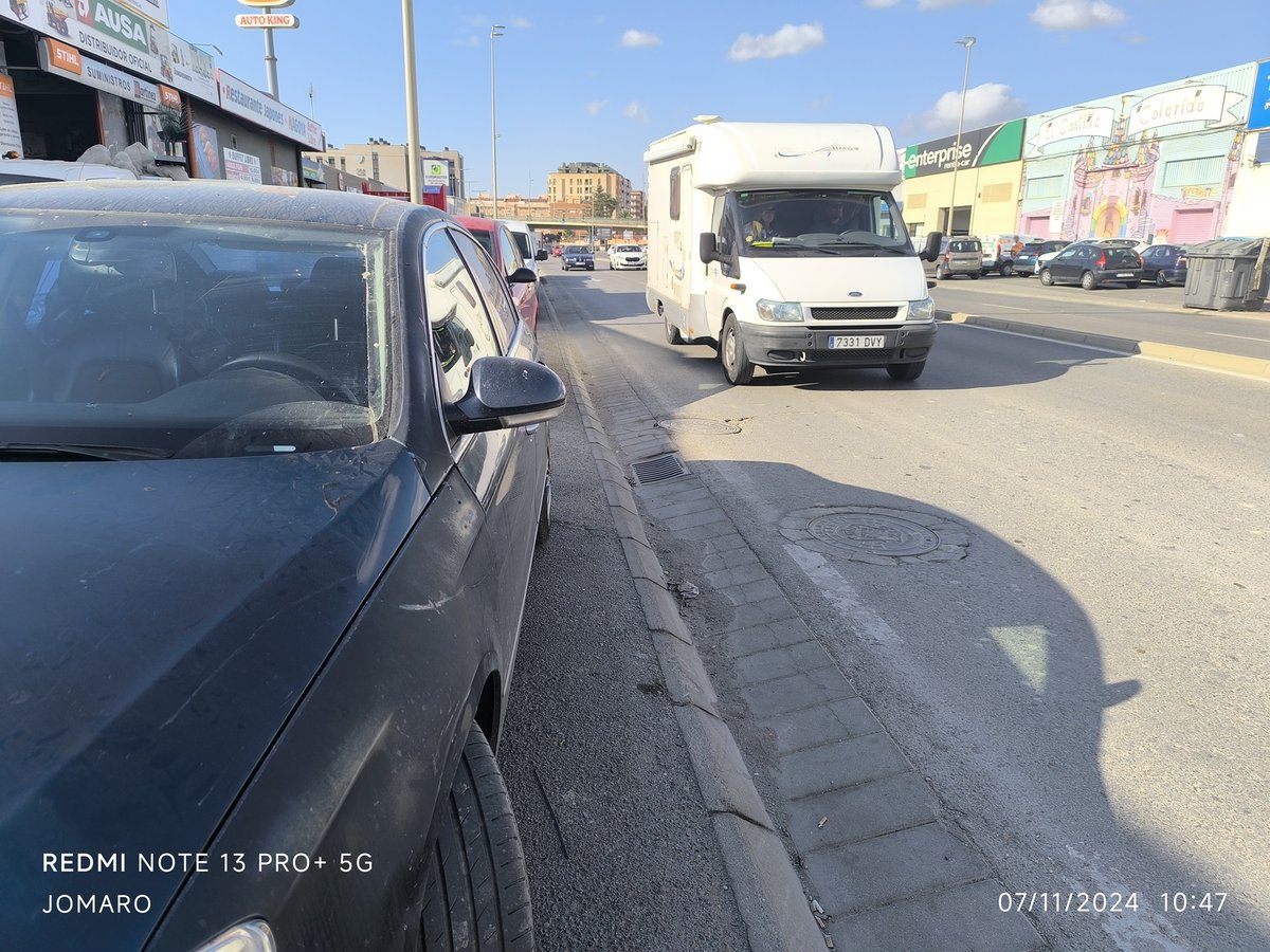 JOSÉ M ROMÁN (@jmromangarcia) on Twitter photo #Almería, detalles: ¿Por dónde pasas?... y, ¿si llevas carrito o vas en silla de ruedas? Av. Montserrat, cada vez más peligro. Te la juegas. No hay acera, ni lugar para el peatón en día laborable. Hay que tomar medidas para garantizar el paso de personas con seguridad <a href="/aytoalm/">Ayuntamiento de Almería</a> #Almería, detalles: ¿Por dónde pasas?... y, ¿si llevas carrito o vas en silla de ruedas? Av. Montserrat, cada vez más peligro. Te la juegas. No hay acera, ni lugar para el peatón en día laborable. Hay que tomar medidas para garantizar el paso de personas con seguridad <a href="/aytoalm/">Ayuntamiento de Almería</a>