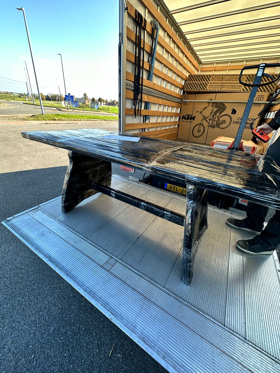 SuzanneMartin91's tweet image. I beg, do not use @FedExEurope for your deliveries, especially if they are valuable. A mid-century table we purchased has literally been ripped to pieces in transit. I'm actually shocked how bad it is. It was sent fully assembled and arrived literally in pieces.