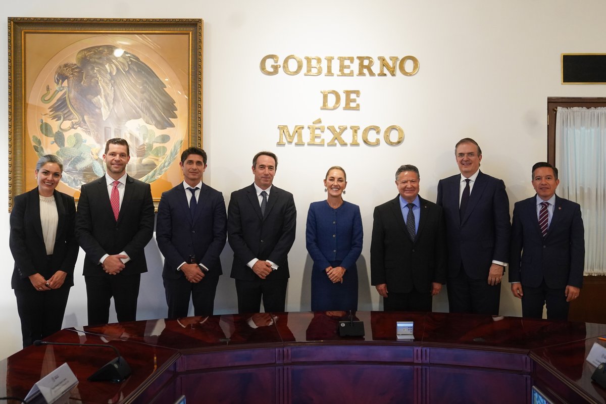 Recibimos en Palacio Nacional a Marcos Eduardo Galperin Lebach, director ejecutivo y fundador de Mercado Libre, y a su equipo, quienes anunciaron planes de inversión en el país para este año y 2025. Impulsamos un proceso de digitalización para promover las inversiones en México.