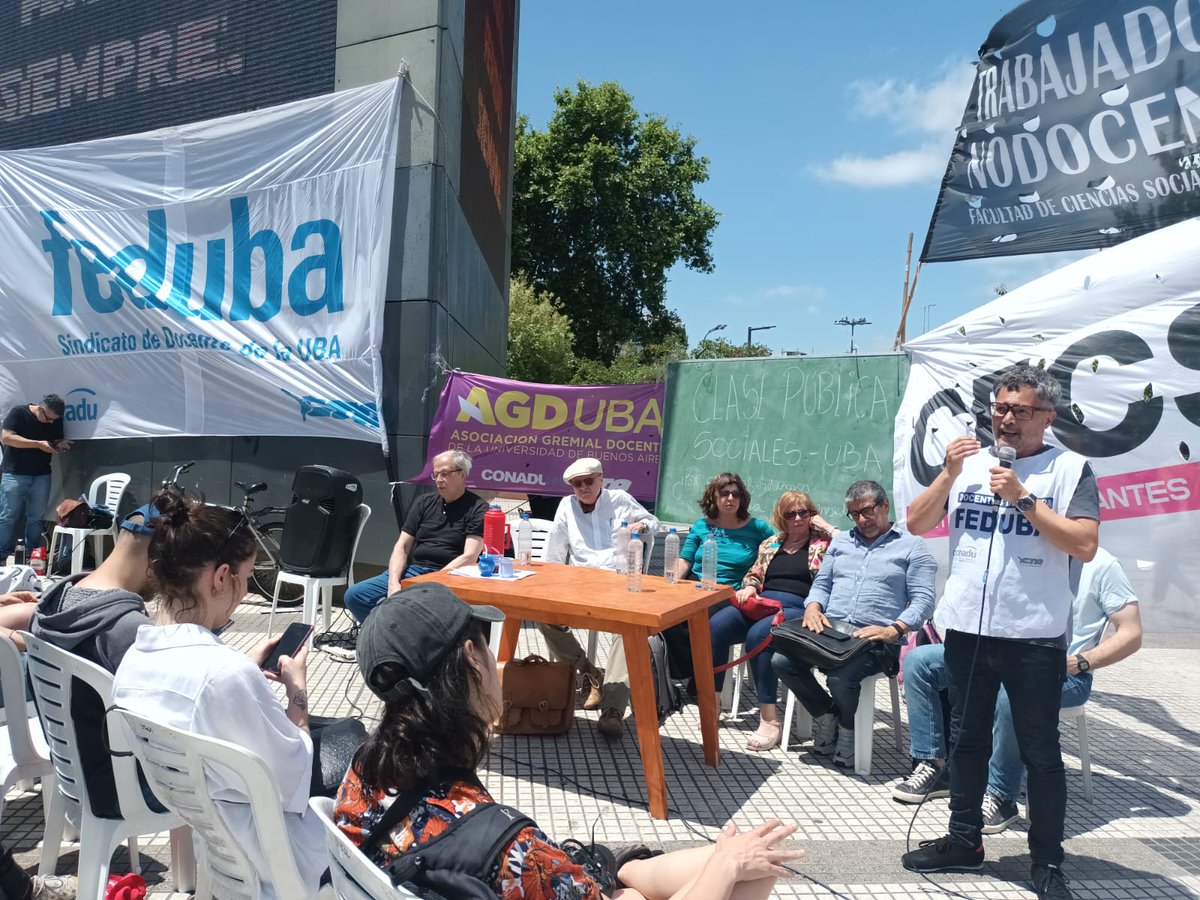 👉Como parte del Plan de Lucha Federal acordado en el Frente Sindical, en el día de hoy realizamos una clase pública en Plaza Constitución. 

Docentes, no docentes y estudiantes de <a href="/ubasociales/">UBA Sociales | #FSOC #UBA</a>  sacamos el aula a la calle para debatir por qué defendemos la #universidadpública.