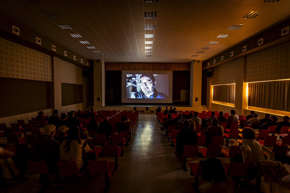 Cerramos la jornada en #cortossoria24🎞️ con ‘Cortos a la sombra’ en la Prisión provincial con la participación del director de cine <a href="/SergioMiln/">Sergio Milán</a> 
Y mañana  inauguramos el Festival de Cortos de Soria a la 20.30 horas en el Palacio de la Audiencia!!!! 
<a href="/Ayto_Soria/">Ayuntamiento de Soria</a> <a href="/cjuventudsoria/">Concejalía Juventud</a>