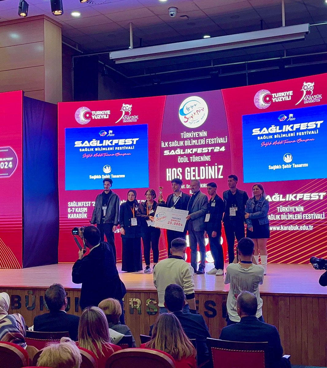SUBUYarismalar's tweet photo. Sağlık Bilimleri Fakültesi Hemşirelik Bölümü öğrencilerinin oluşturduğu Eskülap takımı "Sağlıklı Şehir Tasarımı" kategorisinde birincilik kazandı. 
"Sağlık Eğitiminde Yenilikçi Uygulamalar" kategorisinde ikincilik ödülüne layık görüldü. https://t.co/htbw54HMru