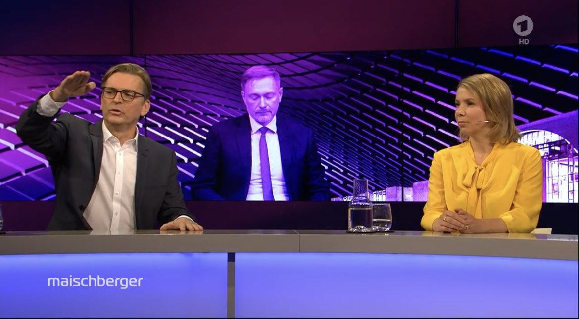 KeesvanStruber's tweet photo. Strunz mal wieder normal unterwegs #Maischberger https://t.co/WBR6bsjo7C