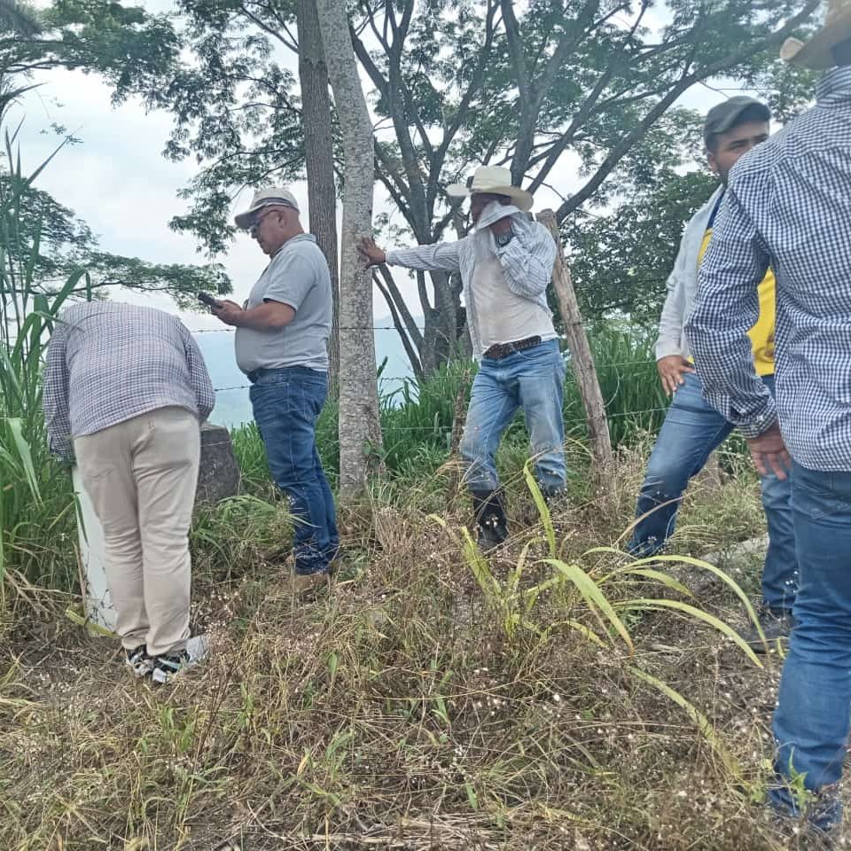 📍 Verificación de límites municipales

Realizamos un recorrido de campo para la verificación, toma de coordenadas y actas de los límites entre Gualán (Zacapa) y Los Amates (Izabal), fortaleciendo la delimitación territorial y el desarrollo local. ✅

#GuatemalaSaleAdelante 🇬🇹
