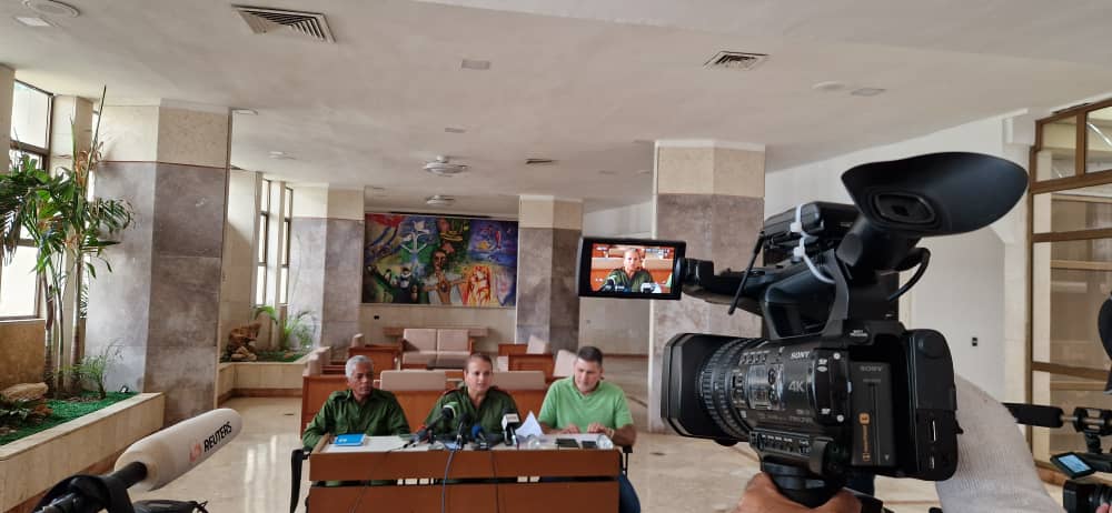 Confernecia d Prensa en #CubaMinrex ofrecida por PC Luis Angel Macareño Véliz, segundo jefe Estado Mayor Nacional de la DC, Oscar Pérez-Oliva Fraga, Ministro  MINCEX y  Yanet Hernández, Gobernadora de La Habana a medios de prensa nacionales y extranjeros:
#UnidosXCuba
 Hilo(1/3)