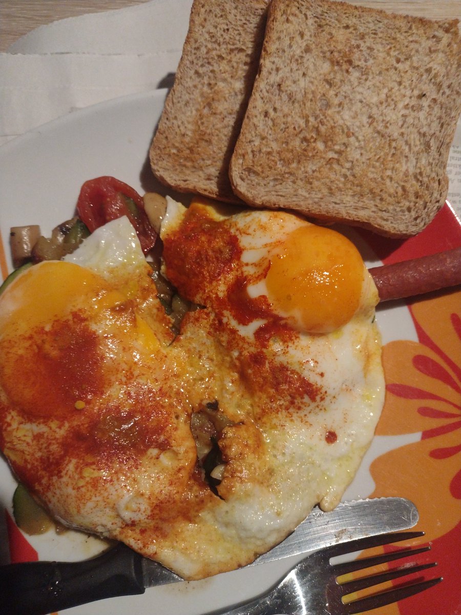 LotharKernbach's tweet image. Wenn&apos;s dann schnell gehen soll: die #Zucchini -Pilz-#Pfanne  mit #Spiegelei und #Knacker an #Vollkorntoast 😂😅