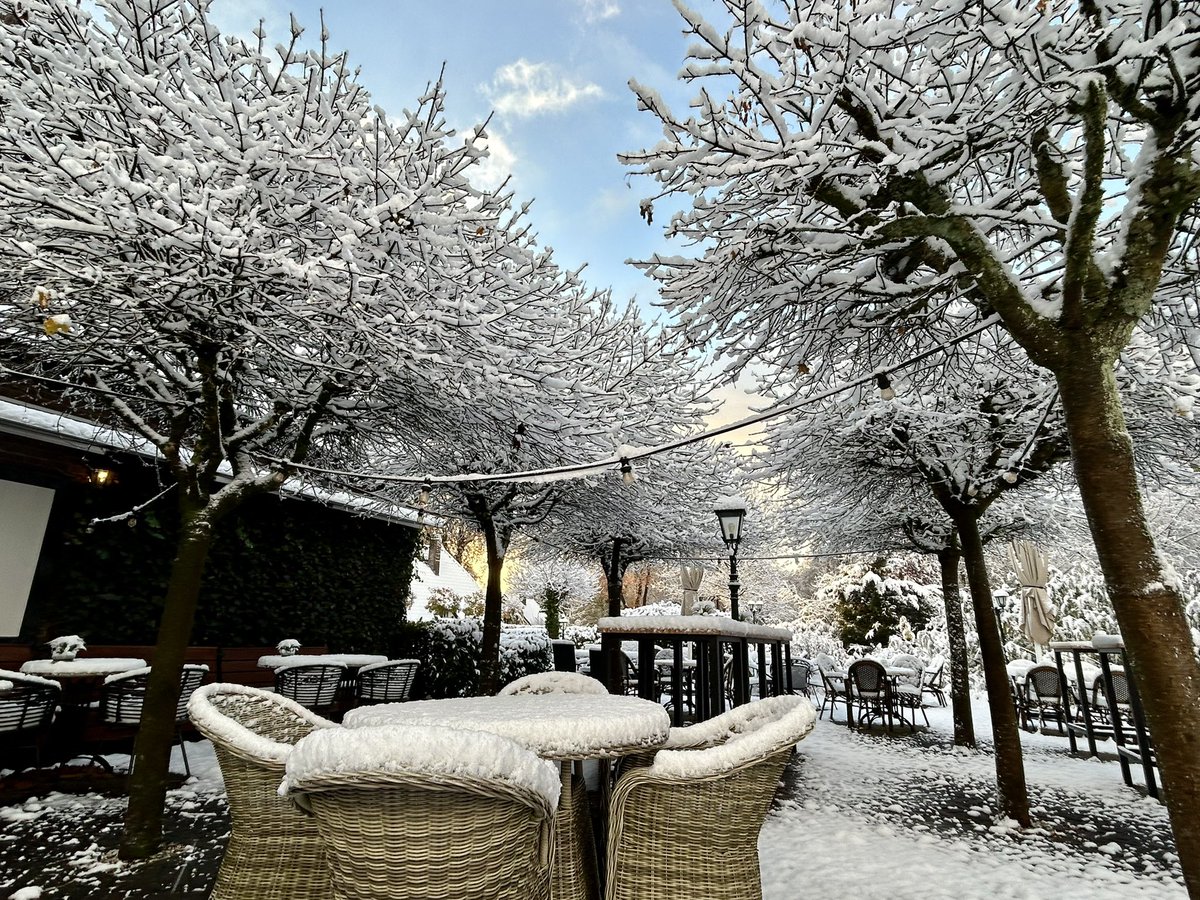 Zeker 7 tot 8 centimeter sneeuw lag er halverwege de ochtend in Hoog Soeren. Doordat het gebied op 80-100 meter hoogte ligt, lag er aanzienlijk meer sneeuw dan beneden. #sneeuw <a href="/StormchaserNL/">Wouter van Bernebeek</a> <a href="/weerenradar_nl/">Weer & Radar Nederland</a> <a href="/Alpenweerman/">Johanns (Alpen)weer @johannsalpenweer.bsky.social</a> <a href="/helgavanleur/">Helga van Leur ☀</a> @weermanreinier