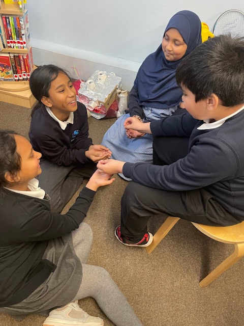 Y4 Rosa Parks class have been learning about Gospel
(which means “good news”) stories about Jesus.
Today in RE, we learnt the story of The Last Super and
Easter. Can you guess which part of the story we are
representing in our still frames?