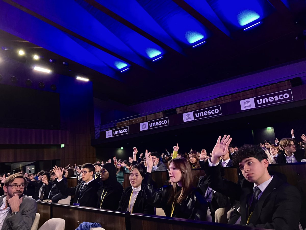 MinColonna's tweet photo. Ils sont des centaines, ils viennent de tous les horizons, ils veulent changer le monde et ils sont à Paris pour 2 jours de débats.
Heureuse d’avoir été leur invitée et de leur transmettre un peu de mon expérience.
Merci #CWMUN @diplomatici @UNESCO https://t.co/5Q7T87DOG3