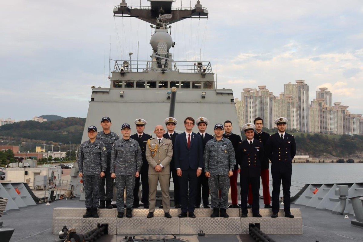 FrenchForces's tweet photo. 📍South Korea | #Navypartnerships 🇰🇷⚓️🇫🇷
FS Prairial continues #ASIE24 deployment in the Pacific.
Joint maneuvers carried out with @ROK_Navy, as the ship has been patrolling for several days as part of the #ECC mission.
Strengthening 🇰🇷🇫🇷 cooperation for a#FreeAndOpenIndopacific. https://t.co/jgZCmIfsQM