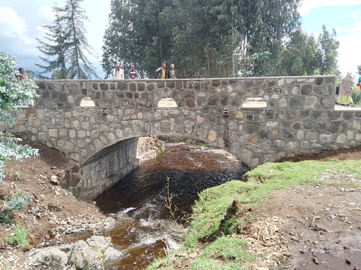 MusanzeDistrict's tweet photo. Muri aka kanya muri @MusanzeDistrict hagiye gutahwa ikiraro cyubatswe na Bridges to prosperity (B2P) gihuza imirenge ya #Shingiro na #Musanze. Ni ikiraro cyishimiwe n'Abaturage b'Imirenge yombi ko kije ari igisubizo ku mihahirane n'Umutekano wabo. @RwandaLocalGov , @RwandaNorth . https://t.co/71BlQPRT3o